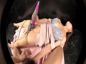 面接したら全員どすけべだった！目隠し取ったら目の前におち●ぽ！センズリ見せつけて欲情する熟人妻　サンプル画像18